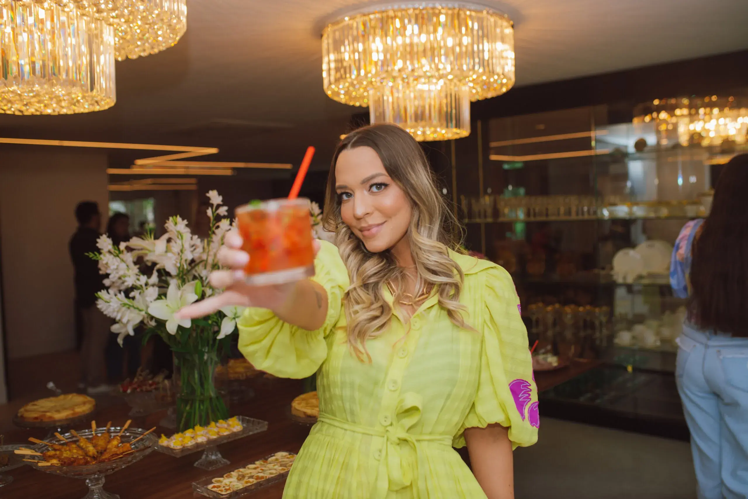 Convidada celebrando com um drink Free Bartender