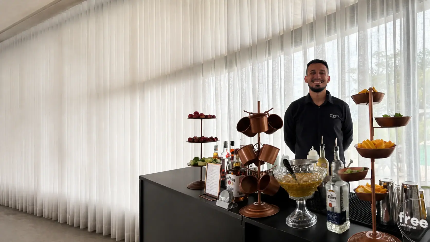 Paulo Procópio Júnior diante da estrutura da Free Bartender