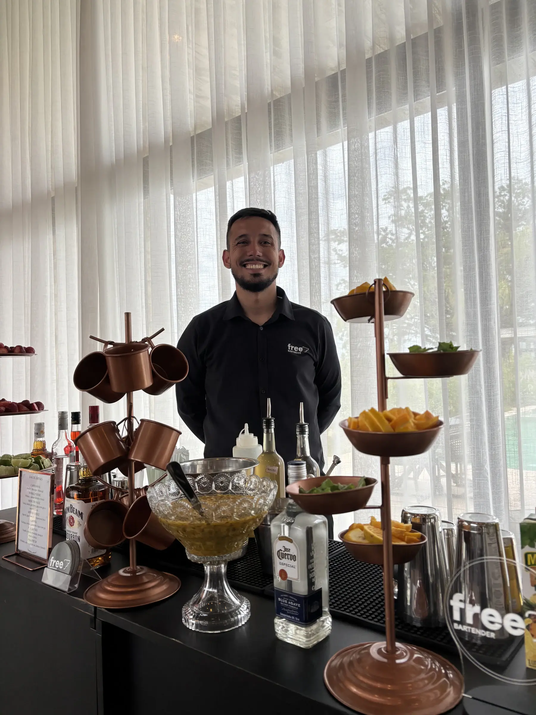 Paulo Procópio Júnior diante da estrutura da Free Bartender
